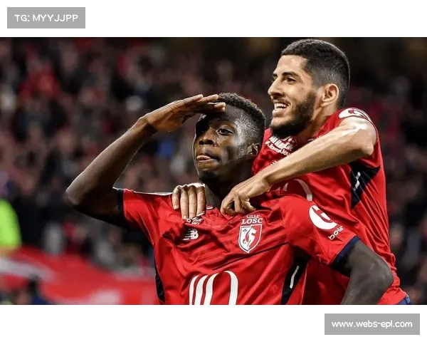 马赛球迷远征里尔,赛前和平游行展示标语“足球无暴力”