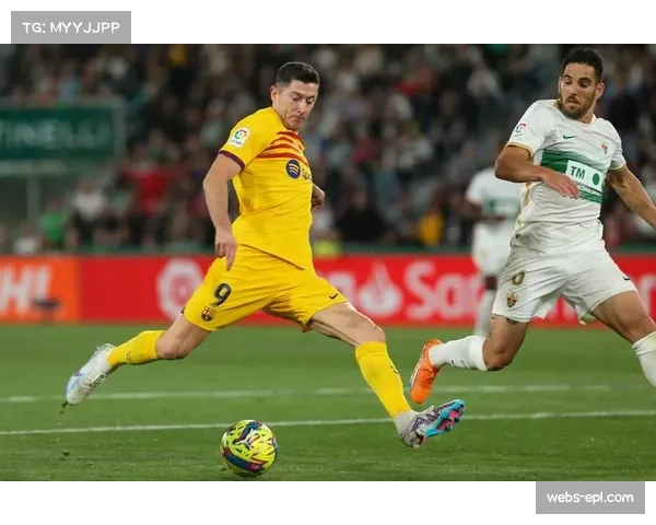 多家媒体透露,巴萨老将莱万多夫斯基尚未决定是否执行续约选项